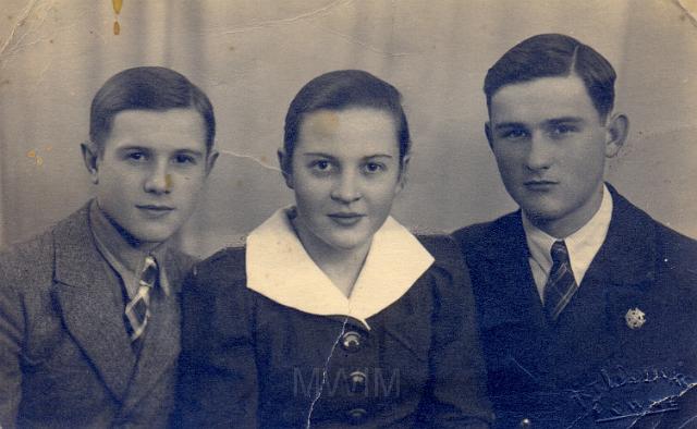 KKE 2037.jpg - Od lewej: druga Stanisława Zwierko z kuzynami od strony rodziny Gałęzowskich, Dąbrowica,  lata 20 XX wieku.